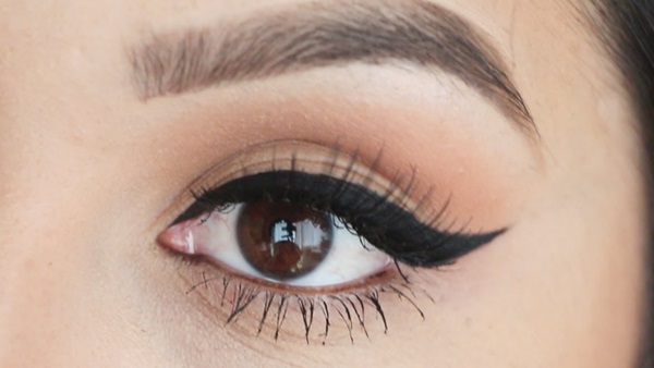 Hogyan húzzunk nyilakat az eyeliner előtt?