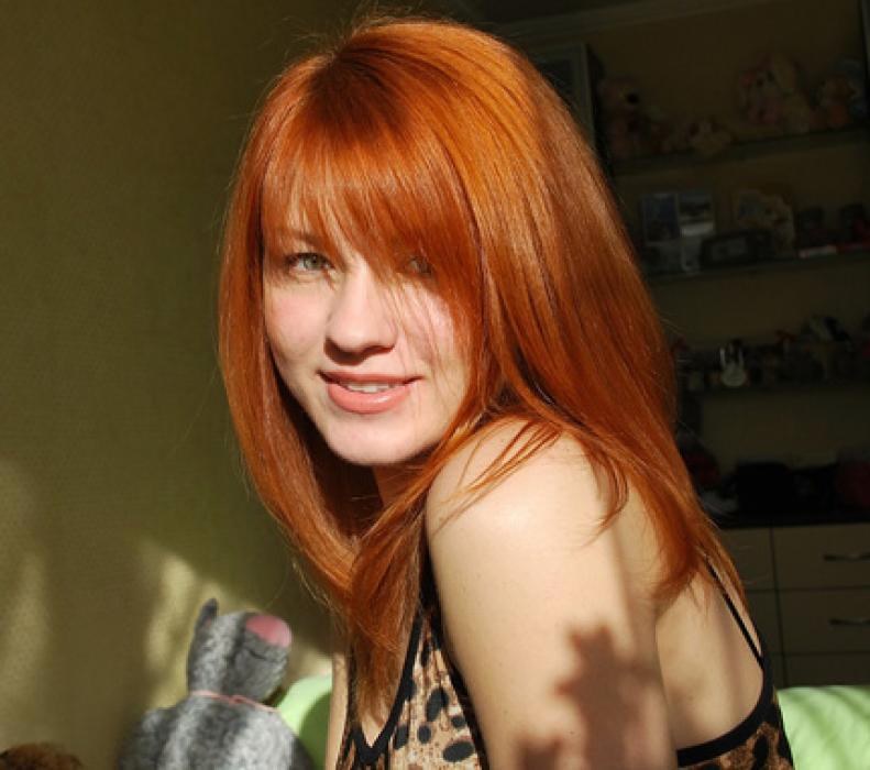 a lány mosolyog