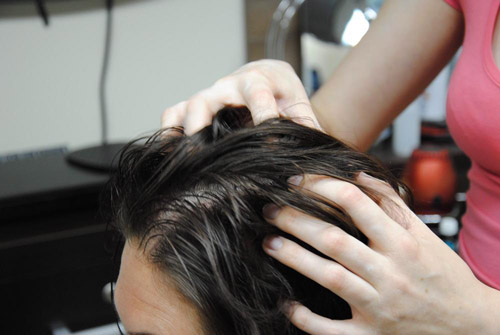 Scrub a fejbőrre: előny, használat, hatékonyság
