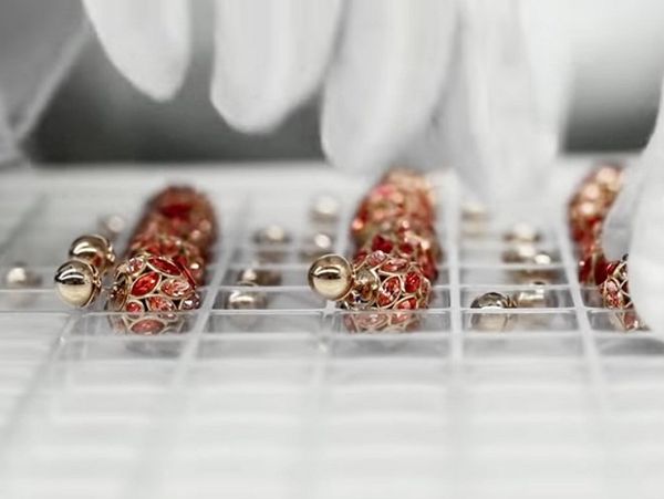A völgyi liliom kegyelme: fülbevaló Dior Tribales-2016