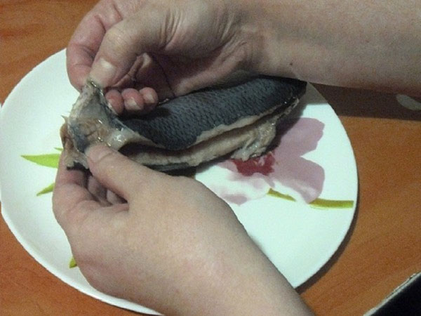 Hogyan kell megfelelően és gyorsan vágni a heringet a csontokból