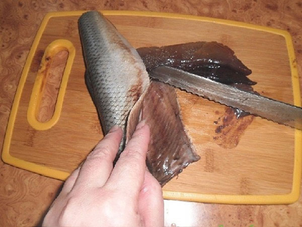 Hogyan kell megfelelően és gyorsan vágni a heringet a csontokból