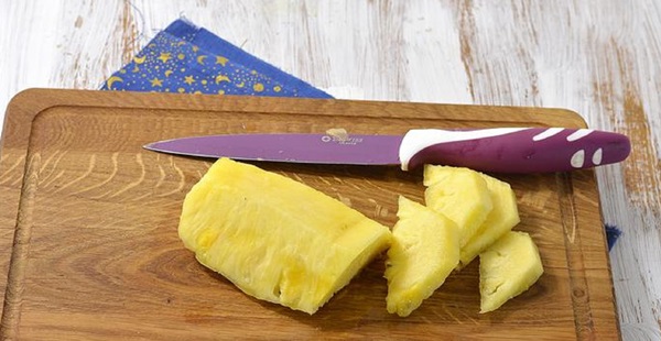 Hogyan vágjuk el ananászot megfelelően és szépen