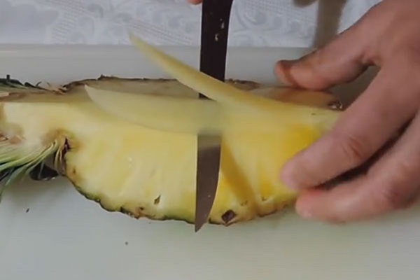 Hogyan vágjuk el ananászot megfelelően és szépen