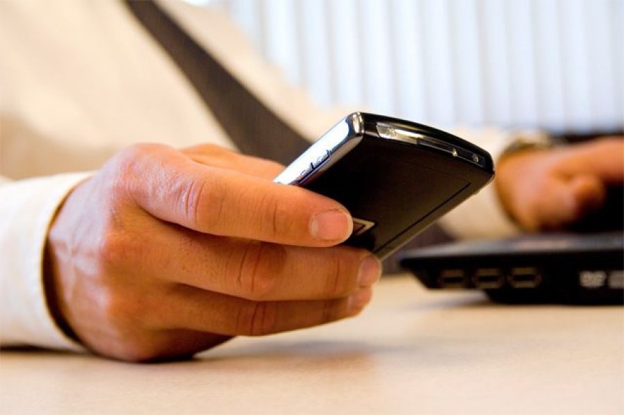 kézzel telefonon