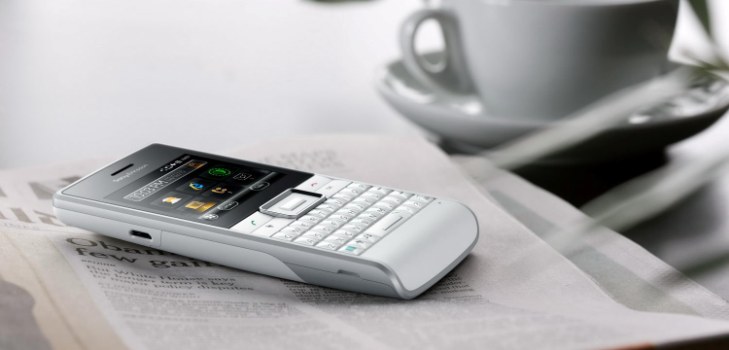telefon az asztalon