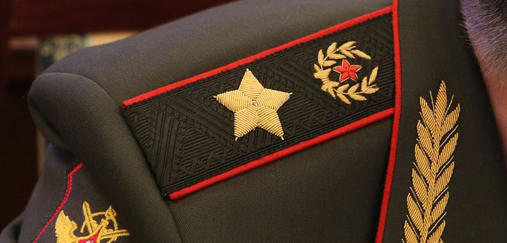 Hogyan kell varrni az epauletteket: praktikus tippeket