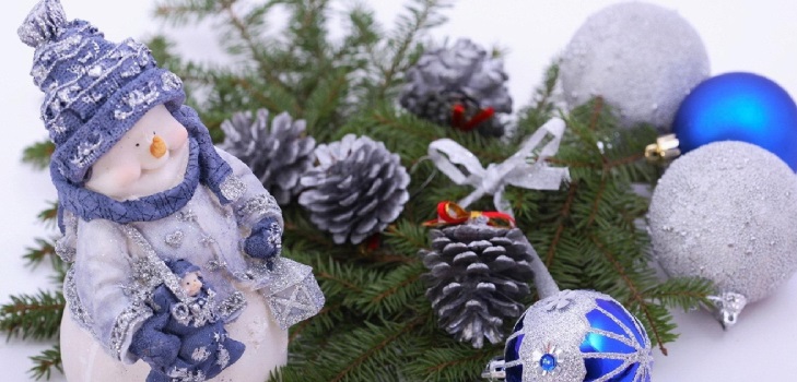 Hogyan kell díszíteni egy lakást újévi ünnepekre