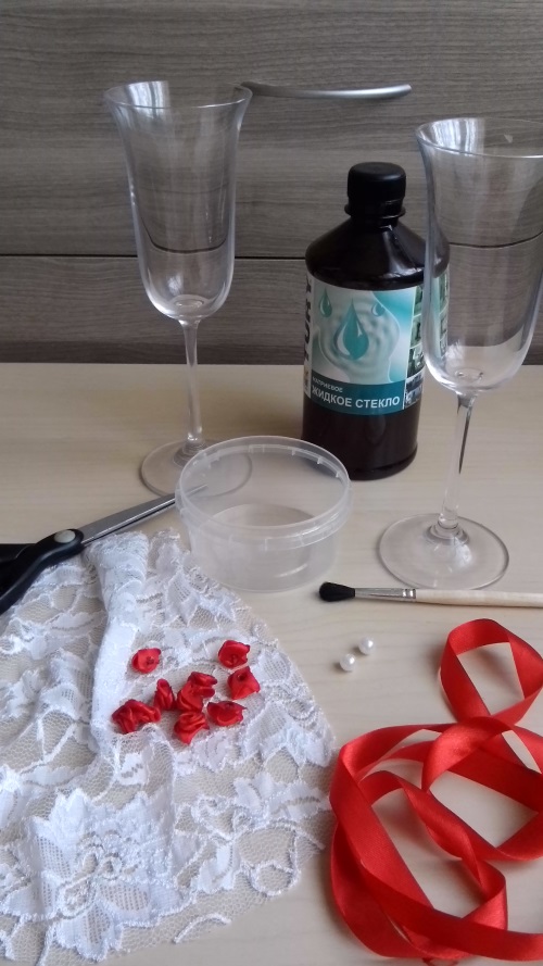Esküvői poharak díszítése