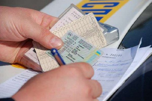 Hogyan ellenőrizzük a közlekedési rendőrség bírságait a kocsi számán