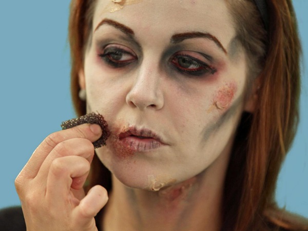 Félelmetes smink a Halloween a saját kezét a lányok és a lányok