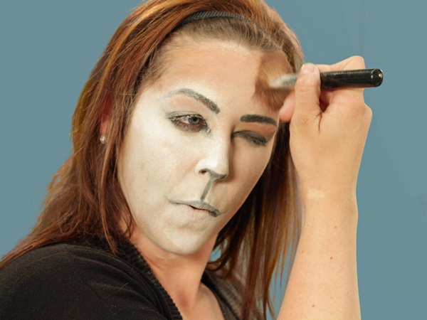 Félelmetes smink a Halloween a saját kezét a lányok és a lányok
