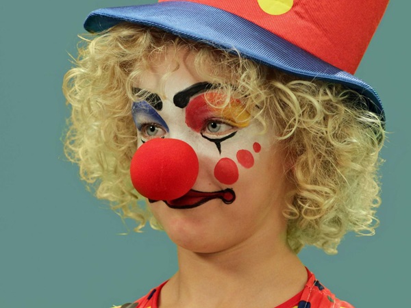 Félelmetes smink a Halloween a saját kezét a lányok és a lányok