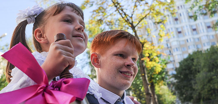 Búcsú az első osztályosok szeptember 1-én a diplomások és a szülők