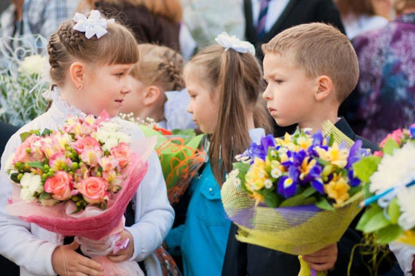 Búcsú az első osztályosok szeptember 1-én a diplomások és a szülők