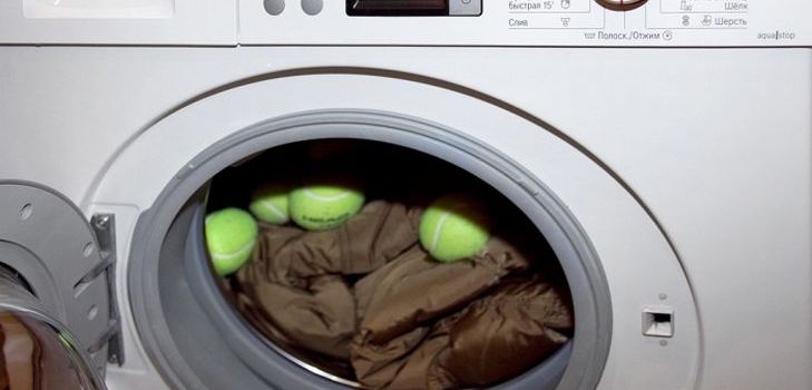 A mosógépben levő kabát mosása egyszerű