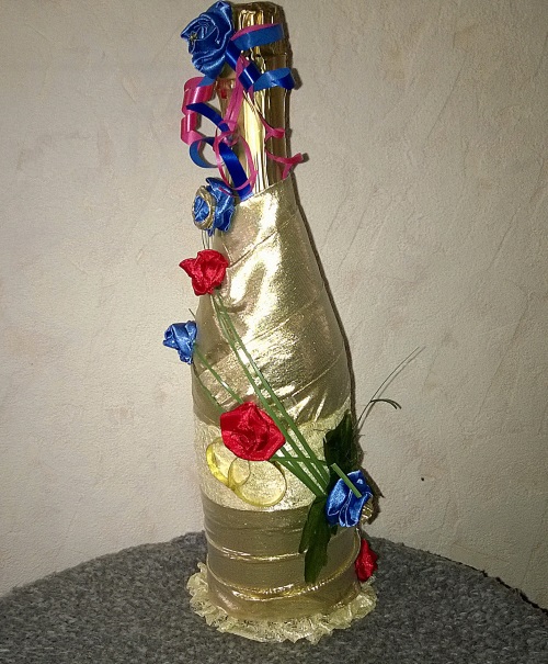 Díszítő esküvői pezsgőt saját kezével