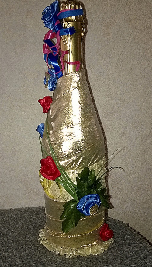 Díszítő esküvői pezsgőt saját kezével