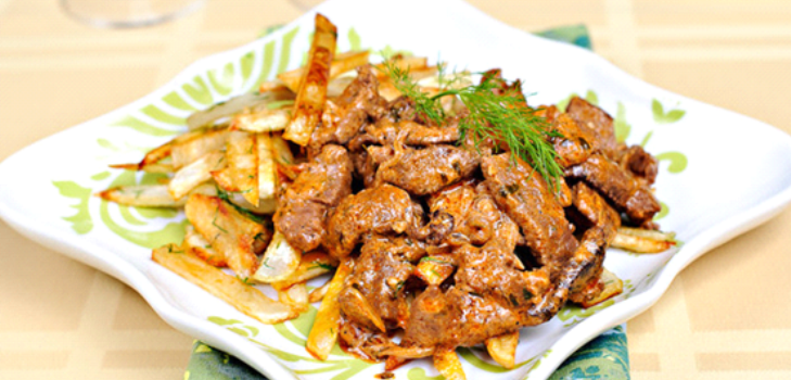 marhahús stroganoff egy tányéron