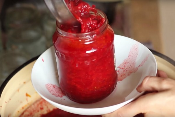 Borsch a tél a konzervdobozban, receptek cukorrépa és káposzta készítményekhez, paradicsompüré és anélkül