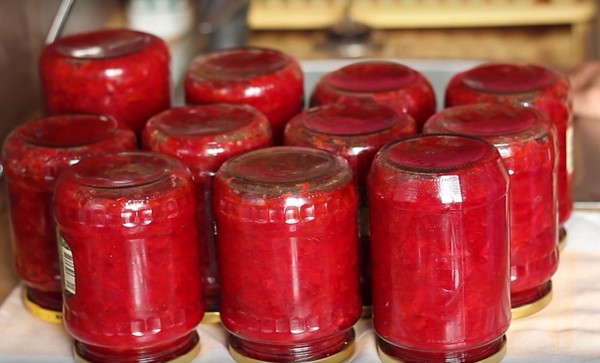 Borsch a tél a konzervdobozban, receptek cukorrépa és káposzta készítményekhez, paradicsompüré és anélkül