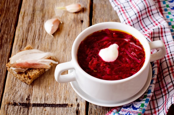 Borsch a tél a konzervdobozban, receptek cukorrépa és káposzta készítményekhez, paradicsompüré és anélkül