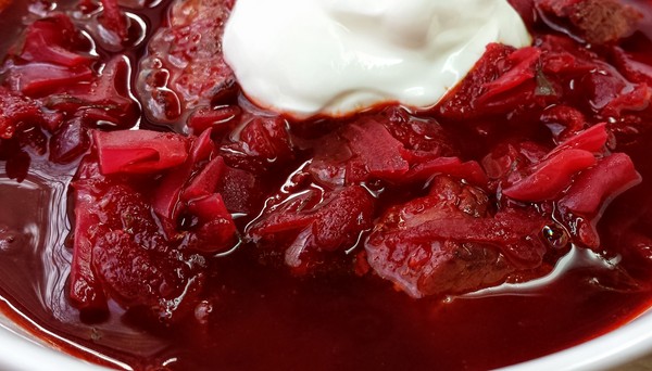 Borsch a tél a konzervdobozban, receptek cukorrépa és káposzta készítményekhez, paradicsompüré és anélkül