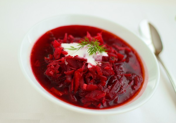 Borsch a tél a konzervdobozban, receptek cukorrépa és káposzta készítményekhez, paradicsompüré és anélkül