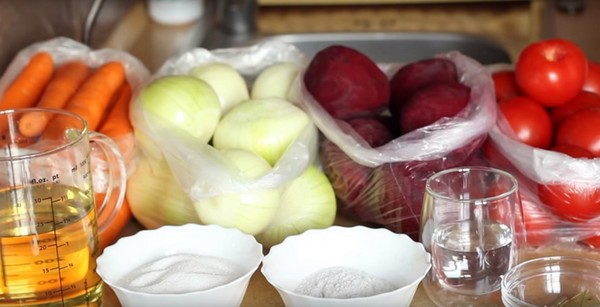 Borsch a tél a konzervdobozban, receptek cukorrépa és káposzta készítményekhez, paradicsompüré és anélkül