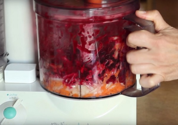 Borsch a tél a konzervdobozban, receptek cukorrépa és káposzta készítményekhez, paradicsompüré és anélkül