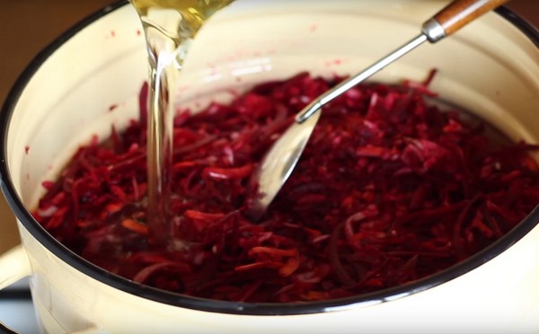 Borsch a tél a konzervdobozban, receptek cukorrépa és káposzta készítményekhez, paradicsompüré és anélkül