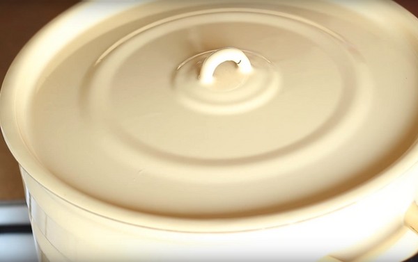 Borsch a tél a konzervdobozban, receptek cukorrépa és káposzta készítményekhez, paradicsompüré és anélkül