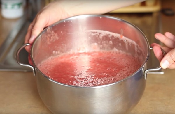 Borsch a tél a konzervdobozban, receptek cukorrépa és káposzta készítményekhez, paradicsompüré és anélkül