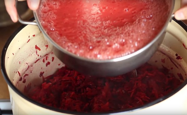 Borsch a tél a konzervdobozban, receptek cukorrépa és káposzta készítményekhez, paradicsompüré és anélkül