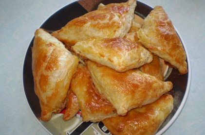 Hogyan kell sütni a pite-t egy mikrohullámú sütőben?