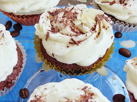 Hogyan készítsünk krémet a Cappeycakes számára: recept a vajra, a csokoládé és a fehérje krémre