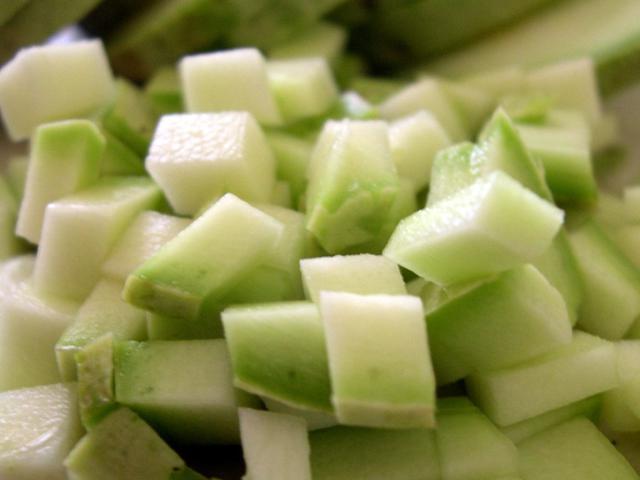 apróra vágott cukkini squash kockák