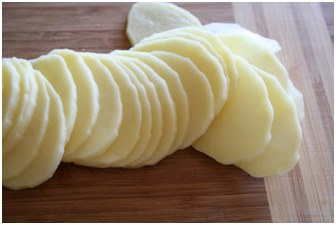 egyenletesen szeletelt burgonyát krumplit vágtunk
