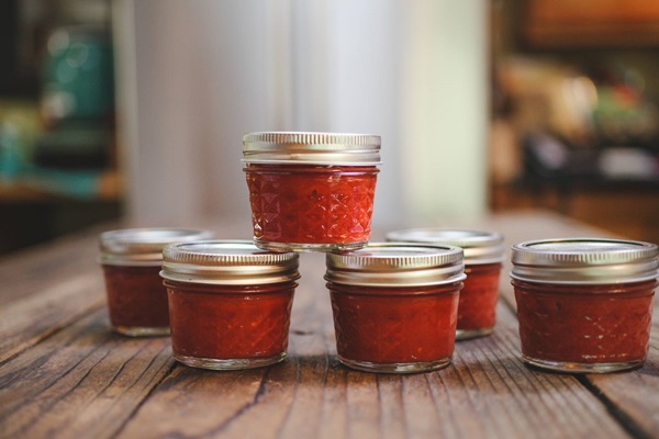 Ketchup saját kézből paradicsomból: lépésről-lépésre receptek a betakarításhoz a télen