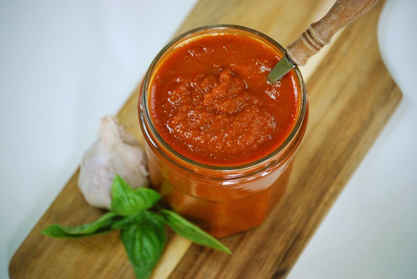 Ketchup saját kézből paradicsomból: lépésről-lépésre receptek a betakarításhoz a télen