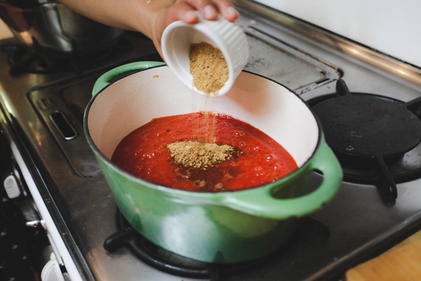 Ketchup saját kézből paradicsomból: lépésről-lépésre receptek a betakarításhoz a télen