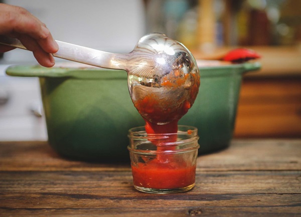 Ketchup saját kézből paradicsomból: lépésről-lépésre receptek a betakarításhoz a télen