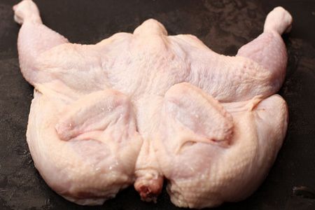 Egy klasszikus recept egy finom dohány csirke számára Egy klasszikus recept egy finom dohány csirke számára