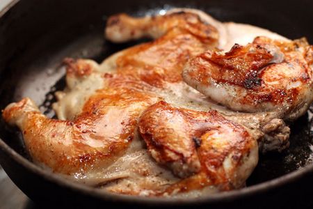 Egy klasszikus recept egy finom dohány csirke számára Egy klasszikus recept egy finom dohány csirke számára
