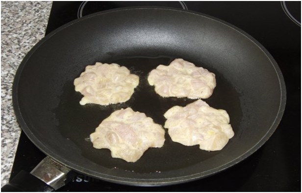 szeleteket egy serpenyőben