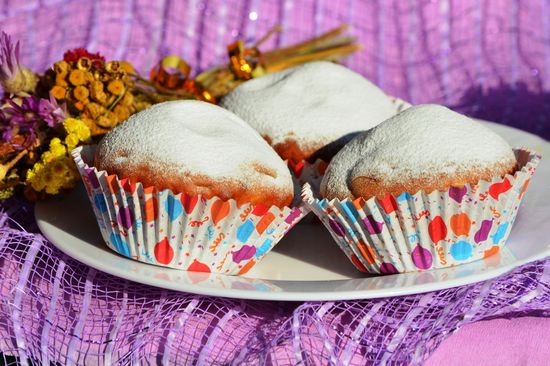 Muffinok aszalt szilva, egyszerű recept. Klasszikus muffinok, lépésről lépésre főzés otthon.