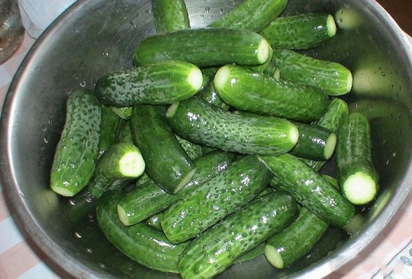 Transzfer ketchuptal télen - sterilizálás nélkül, dobozokban. Téli éles és ropogós uborka betakarítása ketchup chili-vel