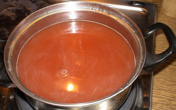 Transzfer ketchuptal télen - sterilizálás nélkül, dobozokban. Téli éles és ropogós uborka betakarítása ketchup chili-vel