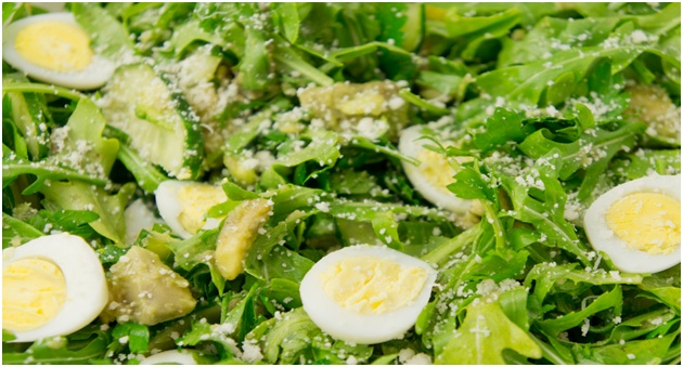 arugula tojással