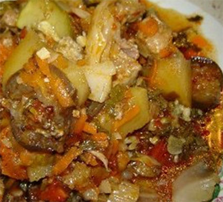 tegye a zöldségeket a tálba
